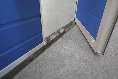 С плоским порогом 20 мм