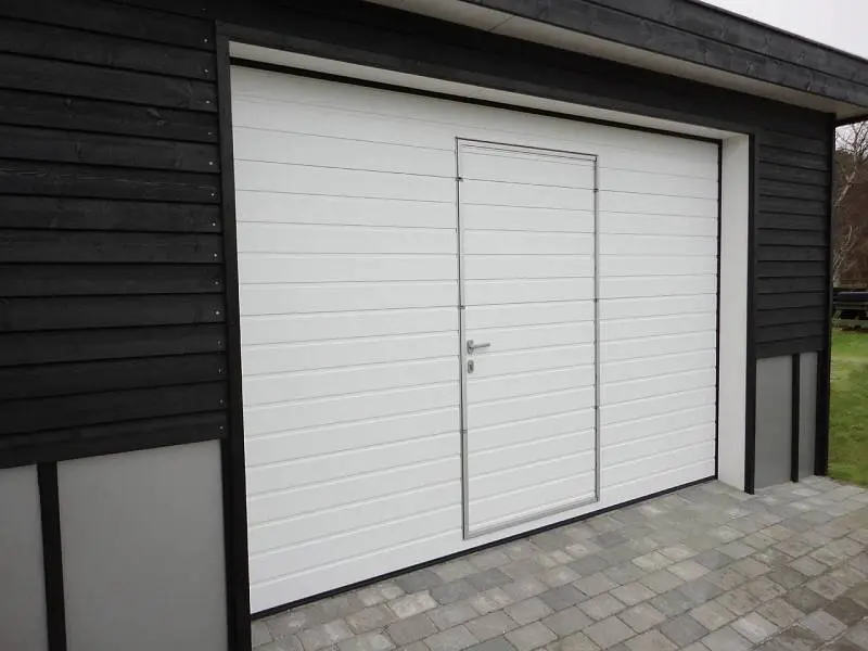 Секционные ворота со встроенной калиткой